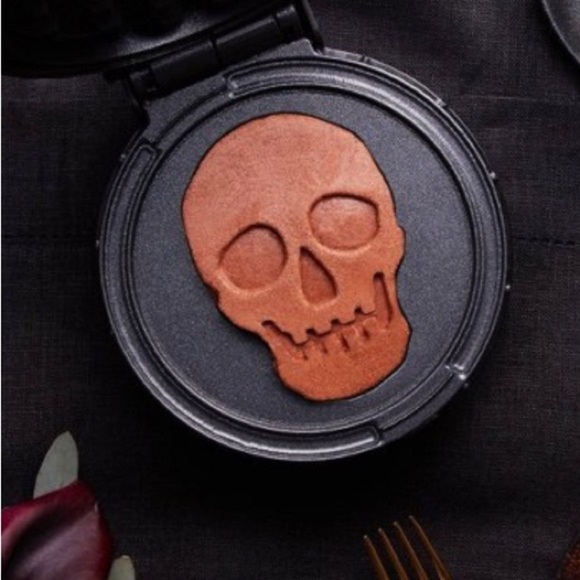 New in box dash mini waffle maker skull Halloween spooky black 13” breakfast - Picture 4 of 6